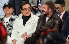 组图:成龙贝克汉姆助阵NBA中国赛 姚明马云亮相
        
    组图:成龙贝克汉姆助阵NBA中国赛 姚明马云亮相